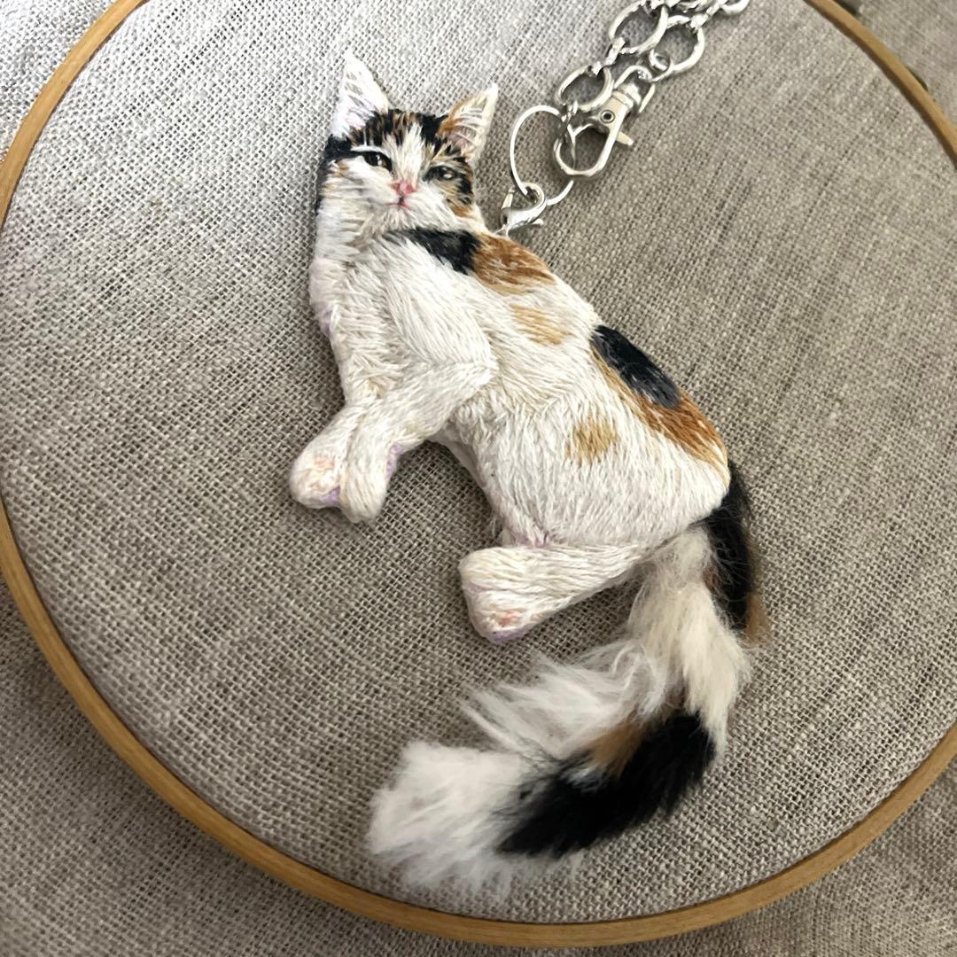 タ*ー様 ハンドメイド刺繍チャーム　三毛猫さん