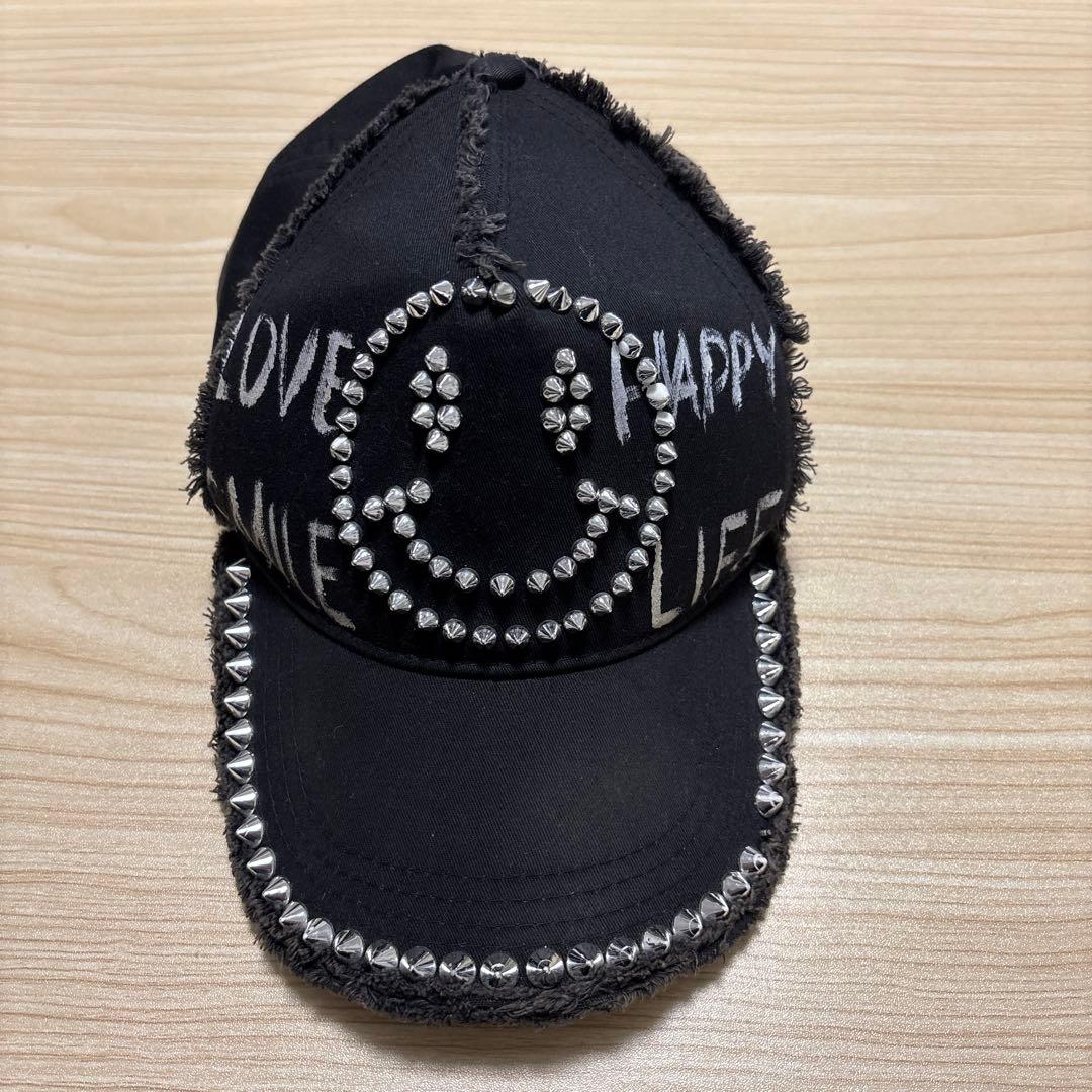 ANNE COQUINE スタッズ付きスマイリーフェイスキャップ