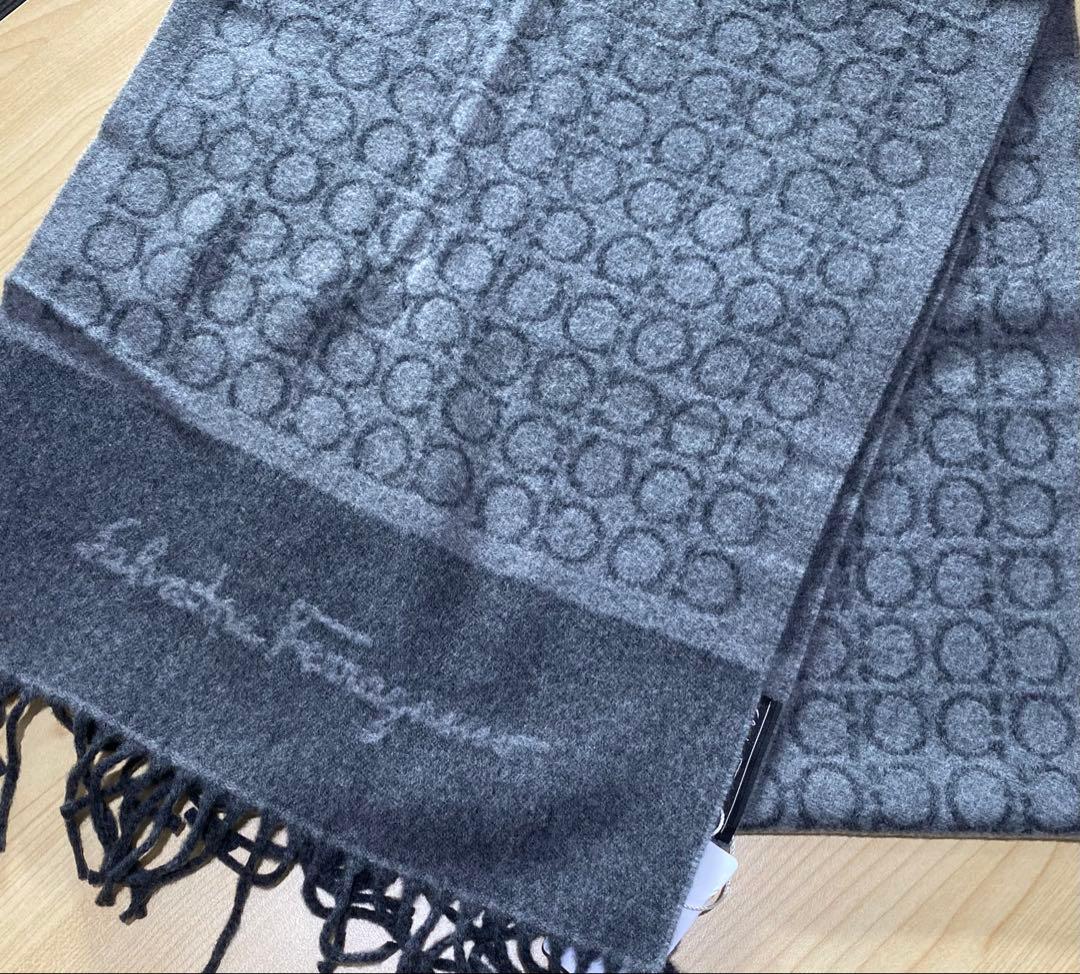 フェラガモ　ガンチーニ グレー マフラー